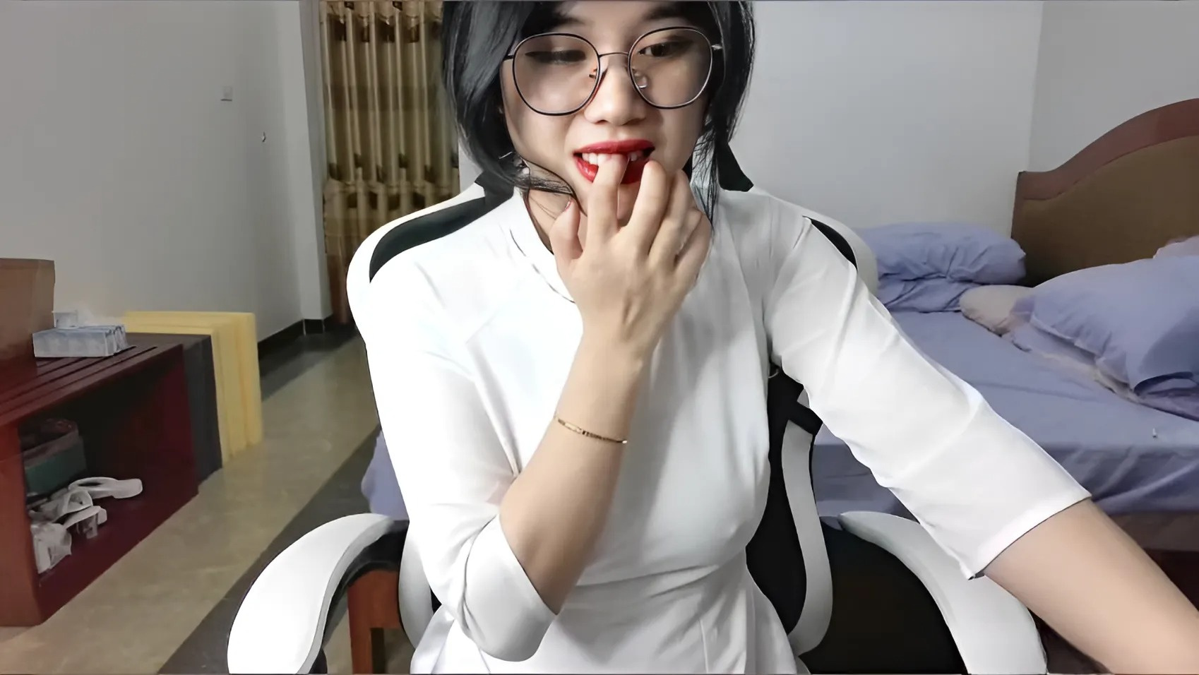 Kecabulan Anna Bear sedang mengudara....