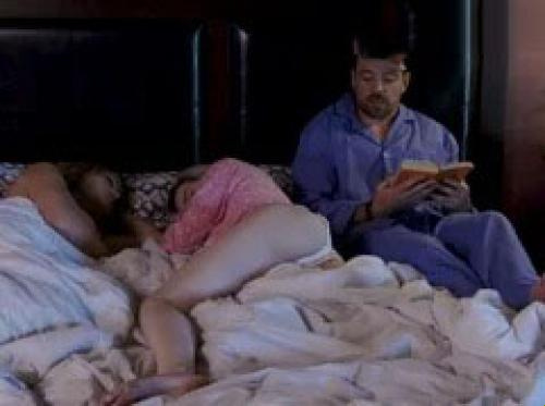 Putrinya meminta untuk tidur dengan ayah tirinya dan akhir cerita pun terjadi