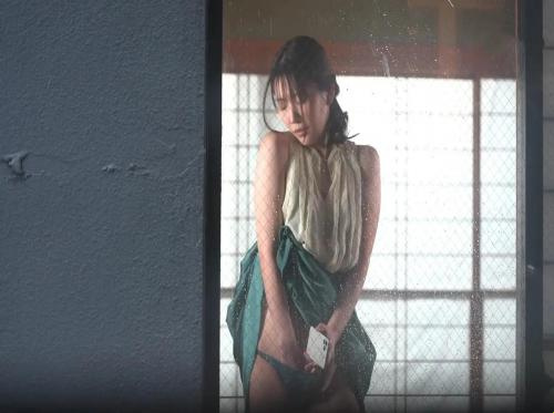 Endingnya seorang pemuda yang mengintip istri tetangganya saat sedang melakukan masturbasi